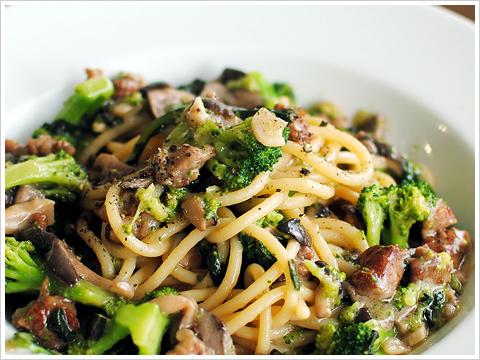 spaghettone ai funghi e broccoli.jpg