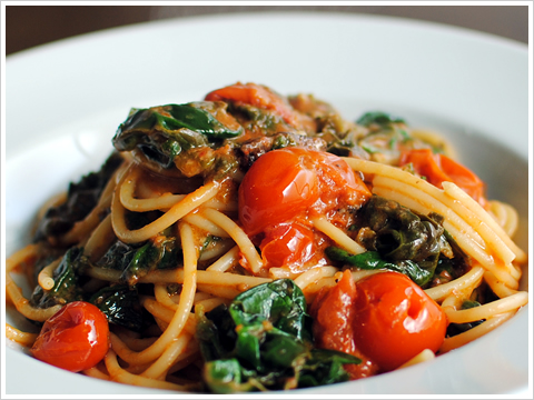 spaghetti al pomodoro con spinaci.jpg