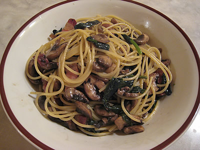 Spaghetti ai funghi e spinaci