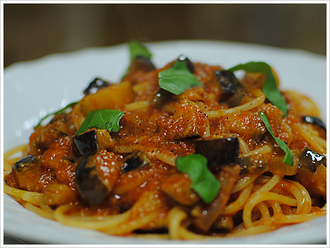 spaghetti al pomodoro con pancetta e melanzane.jpg
