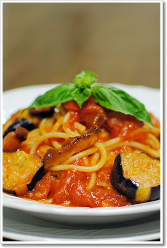 spaghetti al pomodoro con melanzane-.jpg