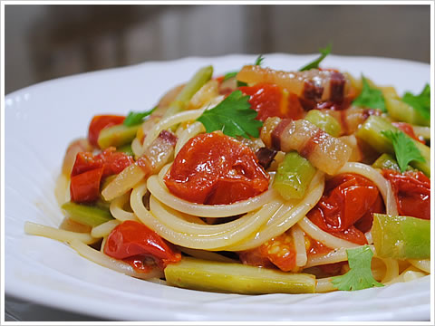 spaghettini al pomodoro fresco con pancetta e asparagi.jpg